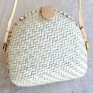 Vintage Rodo Italy Woven White Wicker Rattan handbag w cream & gold tone accents